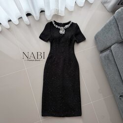 ชุดเดรสทรงเชฟเข้ารูปแขนสั้น ความยาวมิดเข่า ดีไซน์คอกลมตกแต่งมุกคลิตเตอร์เป็นแถบล้อมรอบคอ และแต่งผ้าซีทรู ใช้ผ้าทวีดเนื้อหนาที่มีพื้นผิว ประดับด้วยเม็ดกลิตเตอร์เล็กทั่วผืน ให้ประกายเป็นจุด ๆ เรียบแต่หรูดูแพง มีซับในและฟองน้ำ งานซิปซ่อนด้านหลัง ผ่าด้านหลัง 