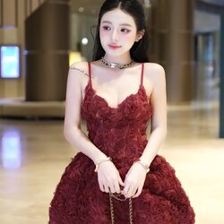 เดรสดอกไม้ 3D🌺 เดรสสีแดงชุดนี้จะใช้ผ้าลายดอกไม้ 3D เนื้อนิ่ม ไม่คัน เป็นเดรสทรงเข้ารูป ทรงสายเดี่ยว ตรงสายสามารถปรับระดับได้ อกมีฟองน้ำเย็บติดอย่างดี