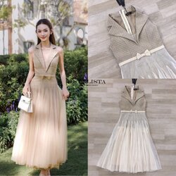 ดรสท่อนบนเป็นผ้าทวีตเท็กซ์เจอร์แน่น หรูหราเหมือนสูทแบรนด์ดัง ดีไซน์คอปกสูทเก๋ๆ ให้ลุคดูโปรแต่ไม่แก่ คาดเอวด้วยโบเล็กสีครีม เพิ่มความฟรุ้งฟริ้งเบาๆ แบบลูกคุณ