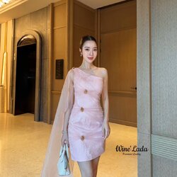 Dress . มินิเดรส เดรสสั้นปาดไหล่ ไหล่แต่งผ้าชีทรูยาว ใช้ผ้าสองชั้น มีอะไหล่ทองแต่งด้านหน้า เพิ่มความลัคซู งานสวย ผ้าดี ทรงสวย งานจริงสวยมากค่ะ ใส่แล้วผอมเพียว เนื้อผ้าใส่สบาย เดรสเป็นซิปข้างซับในทั้งตัว ใครได้ลองแล้วจะหลงรักค่าา รับรองคุ้มเว่อร์ งานสวยมาก