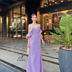 เดรสยาวดีไซน์สายเดี่ยว แต่งระบายช่วงแขน ตัวเดรสใช้ผ้าเนื้อผ้าเกรดพรีเมี่ยมทั้งชุด ดีไซน์กระโปรงทรงหางปลา งานมีซับใน ซิปหลัง ลุคนี้ตอบโจทย์สาวๆที่ชอบความเรียบหรูดูโก้