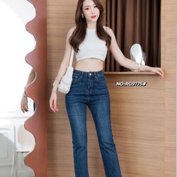 กางเกงยีนส์ทรงกระบอกเล็ก 8ส่วน เอวสูง ผ้ายีนส์ยืดเนื้อดีมาก ฟอกนิ่มมาก ใส่ชิคๆเกร๋ๆ ปลายขาตรงใส่สบายสุดๆ ไม่รัดรูป ใส่ง่ายดูเท่ห์มากคะ ทำทรงเรียบๆ ดีเทลโลโก้ กระเป๋าหลัง พร้อมด้วยป้ายสวยมาก ทรงนี้แมทช์ได้กับเสื้อหลายแบบนะคะ มีติดตู้ไว้สักตัว