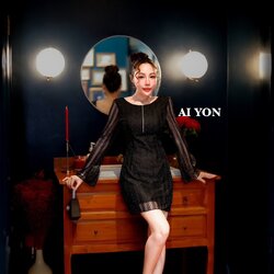 เดรสกระโปรงคอกลม แขนยาว ทรงพอดีตัวใส่กำลังสวย เนื้อผ้าด้านนอกซีทรูแต่งกลิตเตอร์ในตัวผ้าระยิบระยับเล็กน้อยทำให้ดูเซ็กซี่ เนื้ิอผ้าใส่สบายเหมาะกับชุดแนวนี้ที่ใส่แล้วต้องดูพลิ้วๆ ด้านหลังเว้าโชว์แผ่นหลังเล็กน้อย ชุดนี้ใส่ออกมาคือชีเสริฟ