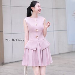 ชุดเซ็ตเสื้อดีไซน์เก๋ตกแต่งกระดุมทอง มาพร้อมกระโปรงสั้นจับจีบทรงสวยดีเทลแน่นๆ เนื้อผ้าหนาสุดพรีเมี่ยมอัดผ้ากาวเป็นทรงทั้งตัว มีซับใน สาวๆจะใส่ทำงาน ออกงาน/ ได้หมดเลย มาในราคาสุดคุ้ม ห้ามพลาดจ้าาา