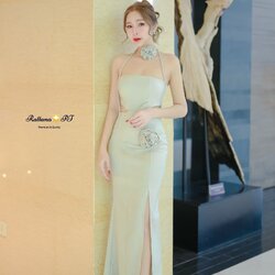 ชุดเดรสยาวสีเขียวมิ้น แต่งด้วยดอกไม้ผูกที่คอ และมีดอกไม้สามารถและถอดออกได้ติดตรงไหนก็ได้ เว้า2ข้างที่เอวสวยเก๋มาก ชุดมีซับในอย่างดี หน้าอกมีฟองน้ำ มีกันลื่นที่หน้าอก ผ่าด้านข้าง ชุดมีซิบด้านหลัง เนื้อผ้าซาติอย่างดีสวยดูแพง ใส่แล้วขับผิวให้สว่างขาวดูมีออร่