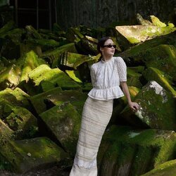 เซ็ตเสื้อลูกไม้ฉลุสีครีม มาคู่กับกระโปรงลูกไม้ผ้าถุงตัวยาว แพทเทิ้นสวยมากค่า สวยหรู ดูแพงมากๆค่ารุ่นนี้ไม่มีผิดหวังแน่นอน ใส่vacayถ่ายรูปกับแก๊งค์เพื่อนๆไม่มีผิดหวังเลยค่า ห้ามพลาดเลยน้าตัวนี้