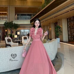 เดรสแขนกุดพลีตสีชมพูโอรสตัวยาวแต่งดอกไม้ 3Dช่วงแขน ใช้ผ้าเยอะมาก ใส่สวยมากกกก ราคานี้มือต้องไวเลยค่า รุ่นนี้ใส่สวย เนื้อผ้าดีมากกกกกกก ห้ามพลาดเลยค่า