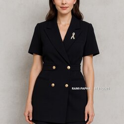 Label :: RAMI-PAPHA(รมิปภา) เซต3ชิ้นสีดำ เสื้อแขนสั้นทรงสูท กระดุมหน้าสีทองสวยหรูโดดเด่นใช้งานได้จริง กระเป๋าใช้งานได้จริง(ตัดด้ายที่เย็บประกบออกเพื่อใช้งาน) อกด้านซ้ายแต่งกระเป๋า ดีเทลปกคอเสื้อดีไซน์เก๋ ไหล่เสริมฟองน้ำเบาๆ เนื้อผ้าสูท หนานุ่มฟูอย่างดี ซั