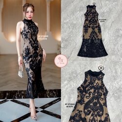 เดรสยาวแขนกุดดีเทลคอปิดงานลูกไม้ปักสีดำทั้งชุด งานปักลูกไม้สวยมากลายแต่ละชุดจะไม่ตรงกัน ปักลายแน่น ๆ แต่งซับในสีนู๊ดตัวสั้น งานสวยเนื้อผ้าดีคัตติ๊งสวยมีซิปหลัง