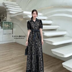 แม็กซี่เดรสลูกไม้ลายดอกไม้คอปกกระดุมหน้ายาวแขนสั้นตุ๊กตาเสริมผ้าให้ไหล่ยกเพิ่มความน่ารักเย็บเข้ารูปเข้าทรงยาวมาพร้อมเชือกผูกโบว์ช่วงเอวจะผูกโบว์ด้านหน้าหรือด้านหลังก็ได้กระโปรงยาวใช้ผ้าเยอะกระโปรงเป็นลอนทิ้งตัวสวยมีซับในสีเนื้อยาวถึงปลายชุดผ้าลูกไม้นุ่ม