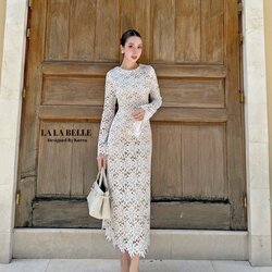 เดรสลูกไม้คอกลมแขนยาวซีทูปลายแขนระบายอกเอวเข้ารูปกระโปรงทรงเอยาวมีซับในสีเนื้อถึงปลายกระโปรงตัดเย็บด้วยผ้าลูกไม้ลายดอกไม้แน่นแน่นเนื้อผ้าดีมีน้ำหนักลูกไม้ทอแน่นๆทรงสวยใส่แล้วดูผอมเพรียว