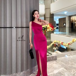 ลัคชูรี่ ในสไตล์สาวอโดร่า ไม่ว่าจะออกงานแต่งในช่วงนี้ หรือ ใส่ปาร์ตี้ดินเนอร์สุดหรูในโอกาสพิเศษ กับ เดรสดีไซน์ไหล่เฉียง ดีไซน์ทรงกระโปรงยาว ผ่าข้าง ตัวชุดใช้ผ้าพื้นมีความเงาในเนื้อผ้าเพื่อความดูหรูหราของตัวชุด งานมีซิปใน ซิปหลังแบบซ่อน เนื้อผ้าเกรดพรีเมี่