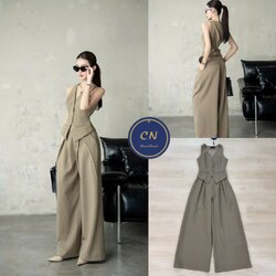 Set 2 ชิ้นตัวเสื้อกั๊กทรงเข้ารูปมีกระดุมหน้าใช้งานได้จริง ด้านหลังเย็บต่อเข็มขัดปรับเข้ารูปให้ทรงสวย มาพร้อมกับกางเกงขายาวทรงกระบอกใหญ่ดีเทลจับจับด้านหน้าให้ดูมีมิติ มีกระเป๋า2ข้าง