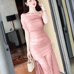 เดรสยาวทรงปาดไหล่หรือจะใส่แบบเฉียงก็เก๋สีโอรสออกน้ดแอบเรียบเก๋ๆอกมีฟองน้ำ เดรสสั้นครึ่งตัวด้านล่างเป็นชายซีทรูทั้งชุดมีดอกไม้แต่งตรงกลางชุดเรียบๆสวยๆคะ การันตีงานคุณภาพ 💯คัตติ้งประณีตใส่ใจทุกรายละเอียดของงาน เดรสออกงานเรียบหรูที่ต้องมี