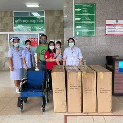 ขอบพระคุณลูกค้าที่ให้ศูนย์เครื่องมือแพทย์เป็นส่วนหนึ่งของสะพานบุญครั้งนี้ ในการร่วมบริจาค เตียงผู้ป่วย 2 ไกร์ มือหมุน หัว-ท้ายเตียง ABS จำนวน 1 เตียงและรถเข็นผู้ป่วยอลูมิเนียมอัลลอยด์ จำนวน 5 คันให้กับรพ.สะเดาค่ะ บริการจัดส่งให้ถึงรพ.ค่ะ😊😊