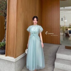 เดรสคอปีนแขนสั้นระบายชั้นๆ ด้านหน้าเสื้อมีปักมุกทั่วเสื้อด้านบน และเรา design เป็นผ้าไขว้ตัว X ด้านหน้าสวยมาก สีสวย เนื้อผ้าอย่างดี ไม่คันแน่นอน ช่วงกระโปรงเป็นทรงปล่อยๆ พริ้วพองสวยกำลังดี อกมีฟองน้ำ มีซับในยาว ซิปหลัง มีติดตู้ไว้ได้ใช้แน่นอนค่า