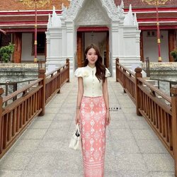 set 2 ชิ้น ผ้าไทย ชุดไปทำบุญ ชุดไปงาน พร้อมส่งค่า เสื้อคอกลมสีครีมงานกระดุมหน้า + เข็มกลัดดอกไม้ มีดีเทลที่ช่วงแขน ผ้าถุงสำเร็จ ผ้าพิมพ์ลายใส่ลื่นนุ่มสบาย