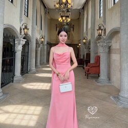เดรสสายเดี่ยวอกย่นสีชมพูตัวยาว มาพร้อมโชกเกอร์ผ้าคาดคอผืนยาวใส่สวยมากกกก ราคานี้มือต้องไวเลยค่า รุ่นนี้ใส่สวย