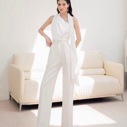 เซ็ตแขนกุดสีขาวดีเท็ลหางปลายาวพาดคอ มาคู่กับกางเกงขายาวสีขาวเข้าเซ็ต เก็บทรงดีมาก เฟียสๆ แกรมๆ ได้ไม่ซ้ำใคร