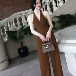 จั้มสูทขายาวคล้องคอสีน้ำตาลคอวี อกมีฟองน้ำ เนื้อผ้าอย่างดี ใส่ได้หลายโอกาส ห้ามพลาดค่า