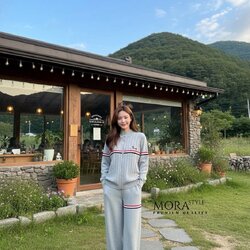 เซ็ตไหมพรม 2 ชิ้น เสื้อแขนยาวมีซิปรูดด้านหน้าผ้ายืดยืดหยุ่นใส่สบาย แต่งลายสวยเก๋ แมตช์เซทกับกางเกงขายาวใส่แมตช์สวยมากค่ะ