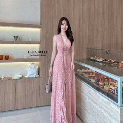 แม็กซี่เดรสลูกไม้แน่นๆมีความยืดหยุ่นได้แค่ไม่ข้ามไซส์ลงตรงไซส์ได้เลยนะค่ะอกเอวเข้าทรงสวยไม่ปริไม่อ่าทรงคล้องคอเว้าหลังอกเสริมฟองน้ำแน่นๆเอวเข้ารูปเข้าทรงกระโปรงยาวทิ้งตัวเพราะผ้ามีความนุ่มมีน้ำหนักผ่าหน้ากำลังดีไม่สูงมากมีซับใน