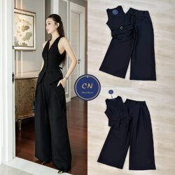 Set 2 ชิ้นตัวเสื้อกั๊กทรงเข้ารูปมีกระดุมหน้าใช้งานได้จริง ด้านหลังเย็บต่อเข็มขัดปรับเข้ารูปให้ทรงสวย มาพร้อมกับกางเกงขายาวทรงกระบอกใหญ่ดีเทลจับจับด้านหน้าให้ดูมีมิติ มีกระเป๋า2ข้าง