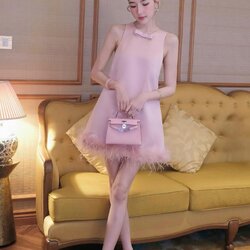 มินิเดรสแขนกุดสีชมพู ติดโบว์สำเร็จตรงกลางคอ อกมีเสริมฟองน้ำ ชายเดรสแต่งด้วยขนนก ด้านหลังผ่า V พร้อมติดโบว์ น่ารักลูกคุณหนู ห้ามพลาดค่า