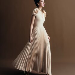 Label : LUXE ☑️เดรสเสื้อคอวีแขนกุด กระโปรงพลีทรอบตัว ☑️ทำจากผ้าคอตตอน โพลีเอสเตอร์ ผ้าเนื้อแน่นเป็นทรง มีน้ำหนัก ☑️มีซิปซ่อนและซับใน