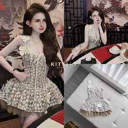 Details : Dress ชุดเดรสสายเดี่ยวสไตล์หวาน ตัวชุดตัดเย็บจากผ้าลูกไม้ลายดอกไม้สีขาวทั้งตัว ดีเทลตกแต่งด้วยริบบิ้นผูกไขว้ด้านหน้าเพิ่มความน่ารัก feminine มีดอกผ้าตกแต่งขนาดกลางบริเวณสายเดี่ยวและช่วงเอว