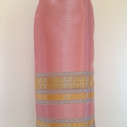 ผ้าถุงไหมสำเร็จรูป (สีชมพูอ่อน ลายสุโขทัย ทรงกระโปรง) งานตัดเย็บประณีต อัดผ้ากาวตามสีของผ้าถุง เนื้องานดีเกรด A (รอบเอว 30 นิ้ว)