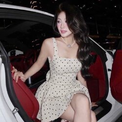 เซ็ตมินิเดรสลายจุดสุดคิวท์ พร้อมกางเกงในตัว 🌸 ดีเทลน่ารักเกินต้าน! โชว์หลังเบา ๆ เพิ่มลูกเล่นด้วยโบว์ใหญ่สุดหวาน ถอด-ติดได้ตามใจเลยค่า