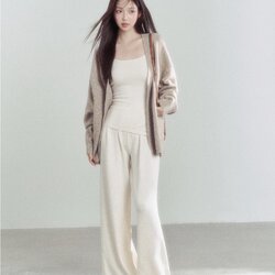 Set 3 pcs เสื้อสายเดี่ยว+เสื้อคลุม+กางเกงขายาว ✔ เสื้อสายเดี่ยวมีฟองน้ำในตัว สายรูดปรับได้ มาพร้อมเสื้อคลุมไหมพรม ✔ กางเกงขายาวทรงขากระบอกเอวยางยืด มีกระเป๋าล้วงข้าง