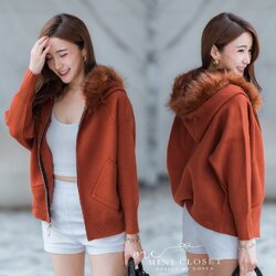 เสื้อกันหนาว ฮู้ด มีเฟอร์ สินค้าถ่ายจากงานจริง ต้องมีติดซักตัว คือเฟอร์ถอดออกได้ ขนแน่นๆนุ่มๆมีฮู้ด เป๋าข้าง #บอกเลยห้ามพลาดค่ะ