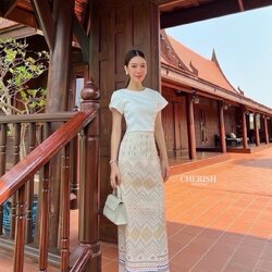 เช็ท 3 ชิ้น ชุดงานบุญ ชุดไทยหรือจะใส่เป็นธีมชุดเพื่อนเจ้าสาวก็เหมาะ ใส่ได้ทุก เทศกาล ดีเทล เสื้อคอกลม ซิปหลัง แต่งกระดุมเรียง เสื้อแขนทรงป้ายเสริมซับในอย่างดี ใส่คู่ผ้าถุงพิมท์ลาย เนื้อผ้าใส่สบาย มีเข็มขัด
