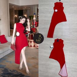 เดรสแขนกุด คอปิดสีแดง ดีไซน์แต่งเฉี่ยง สั้นข้าง ยาวข้าง แต่งผ่าข้างสูงยาว ช่วงอกเสริมฟองน้ำ มีซิปหลัง ซับในอย่างดี มาพร้อมเข้มกลัดดอกไม้สีขาว