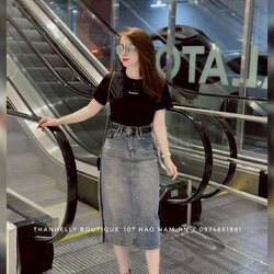 เซ็ท 3 ชิ้นเลยคะ เสื้อยืดผ้านุ่มใส่สบาย แต่งดอกไม้อย่างสวย แถมปักโลโก้แบรนด์จึ้งๆ มาพร้อมกระโปรงยีนส์แท้ฟอกซีดสวย แต่งแถบ ทรงสับไม่ไหว พร้อมผ่าหลังให้ด้วยนะคะ ไม่พอ ยังมีเข็มขัดเก๋ๆมาให้แม็ชอีกเส้น ตรงปกไม่จกตาจริงๆ เริดด