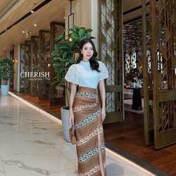 ชุดไทย Set 3 ชิ้น ตัวเสื้อลูกไม้คอปีน แขนตุ๊กตาฟูฟ่องแบบเก๋ มาพร้อมซับในทั้งตัว ตัวผ้าถุงพิมพ์ลายไทยพับจีบหน้าผ่าข้างช่วยทำให้ขาดูเรียวยาว แถมเข็มขัด สวยงามอย่างไทย ใครใส่ก็ไม่เฉย ต้องจัดสักชุดนะคะ