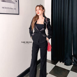 set เสื้อเบเซอร์ + กางเกงขายาว เรียบหรู เสื้อสูทแต่งปกผ้าเงาให้ดูเด่น กางเกงทรงเข้ารูปบานปลายเล็กน้อย