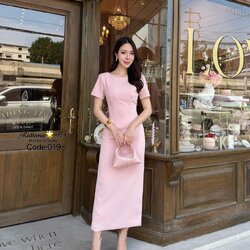 เดรส ทรงสวยมาก มีดีเทลโบหลังแต่งแต่งด้วยเข็มกลัดกุหลาบแดง สามารถถอดออกได้ น่ารักสุด สวยลงตัว หรูหรามาก ชุดมีซับในอย่างดี หน้าอกมีฟองน้ำ มีซิบด้านหลัง ด้านหลังมีผ่ากระโปรงให้ดูสวย เดินง่าย ใส่เที่ยว ออกงาน ดินเนอร์ งานแต่ง ปาตี้กับเพื่อน ปัง ปัง ปัง ช้าไม่