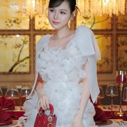 มินิเดรสสีขาว ปักดอกไม้ 3D สวยหรู ละมุนมากค่ะ สายผูกได้จามต้องการ