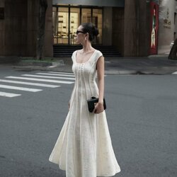 เดรสแขนกุดตัวยาวสีขาวทรงบานแต่งลายเส้นนูน สวยมากกกกกกใส่สวย หรู ได้ไม่ซ้ำใคร ต้องมีเลยค่า