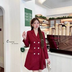 เดรสผ้าสูท คอปกแขนยาว บ่าเสริมฟองน้ำ ผ้าสูทอัดกาวอย่างดี กระดุมหน้าสวยๆ 6 เม็ด และปลายกระโปรงด้านข้างอัดพลีท ผ้าดีมากมีน้ำหนัก มีซับในทั้งตัว งานหรูงานดูแพงเวอร์วัง