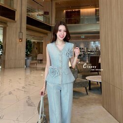 set เสื้อคอวีแขนกุดผ้าทวิตทั้งชุด ตรงคอและรางกระดุมตกแต่งด้วยเส้นลูกไม้ลายสวย กระดุมหน้าถอดได้จริง มีกระเป๋าเสื้อข้างนึงและมีดอกไม้เข็มกลัดสวยๆ ถอดได้ 2 ดอก ใส่คู่ขายาวทรงกระบอกกลาง ซิปหลัง มีกระเป๋าล้วงจริงทั้ง2 ข้าง มึซับในทั้งชุด เนื้อผ้าทวิตอย่างดี ใส