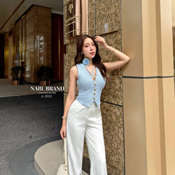 Label :: #NABIBRAND Code :: A-2021 Detail :: ชุดเซ็ตเสื้อแขนกุด ดีไซน์แต่งสาย คอV กระดุมทอง มาคู่กับกางเกงขายาวทรงกระบอกเล็ก ตีเกล็ตเส้นด้ายตรงกลาง กางเกงซิปหน้า มีกระเป๋า 2ข้าง มาคู่กับเข็มกลัดดอกไม้ สวยน่ารักมากๆ พลาดไม่ได้setคือสวย เป๊ะสุด ใส่ได้ตลอดค่