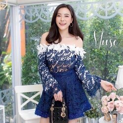 เซ็ตเสื้อลูกไม้ทรงเปิดไหล่ ช่วงแขนเป็นทรงบาน ใส่คู่กับกระโปรงเอวสูง ด้านในเป็นผ้ากริตเตอร์วิงค์ๆสีน้ำเงิน เย็บทับด้วยผ้าลูกไม้ ใส่ออกมาสวยเก๋ไม่ซ้ำใครแน่นอน