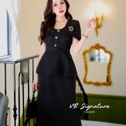 Dress ยาวทรงสวย ดีเทลแต่งผ้าคลุมช่วงไหล่ แต่งกระดุมเรียงด้านหน้า ชายเสื้อบานเล็กน้อย เอวเข้ารูป แต่งเข็มขัดเข้าชุด ชายกระโปรงแต่งบานเล็กน้อย ด้านหลังแต่งผ่า มีเข็มกลัดแต่งช่วงอก