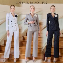 เซตสูทลายทาง+เข็มกลัดดอกไม้+กางเกงขายาวทรงสวย เนื้อผ้าเกรดเอ ทอลายในตัว ตัวสูทเป็นทรงเข้ารูป แต่งกระดุมด้านหน้า 6 เม็ด มีกระเป๋า 2 ข้างใช้งานได้จริง มีเข็มกลัดดอกไม้ สีดอกไม้จะเป็นสีตามลายเส้นของตัวชุด มาคู่กับกางเกงขายาวทรงสวย ใช้ผ้าเนื้อเดียวกับตัวสูท เ