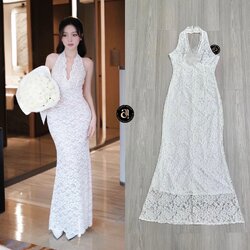 เดรสยาวเนื้อผ้าลูกไม้สายคล้องคอมีกระดุม โชว์หลัง ด้านหน้าวีตรงอกแต่งผ้าชีฟองทำเป็นดอกไม้ ( ไม่เสริมฟองน้ำ ซิปหลังซ่อนอย่างดี ) ตัวเดรสทรงเข้ารูปสวย ชายกระดิ่งบานนิด ๆ มีซับในทั้งตัว สวยเริ่ดมากๆค่ะ