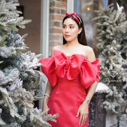 เดรสเกาะอกโบว์3Dตัวสั้นสีแดง ใส่แล้วดูแพงมากๆค่า อลังมากจริงๆ รุ่นนี้ร้านแนะนำมากๆค่า ใส่ฟินนาเล่มาก ใครหาชุดถ่ายรูปสวยๆอยู่ไม่มีผิดหวังเลย ที่สำคัญผ้าใส่สบายมากกก มือต้องไวเลยค่ารุ่นนี้